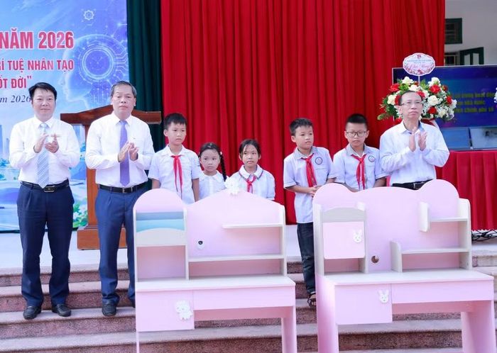 Công ty TNHH TM và DV Bách Khoa TV68 đồng hành, phối hợp cùng UBND xã Vũ Thư tặng bàn học cho học sinh tiểu học có hoàn cảnh khó khăn trên địa bàn xã Vũ Thư.