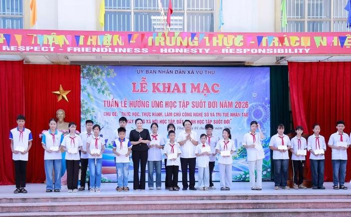 Hội Khuyến học tỉnh Hưng Yên trao 20 suất quà cho 20 em học sinh có hoàn cảnh khó khăn vươn lên trong học tập.