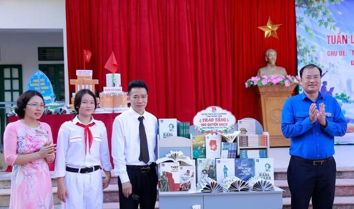 Tỉnh đoàn Hưng Yên tặng sách cho thầy trò trường THCS Vũ Thư.