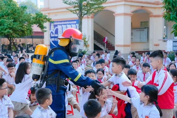 Học sinh Trường Tiểu học Trần Nhân Tông (Đông A, Ninh Bình) tham gia Chương trình trải nghiệm, tuyên truyền, thực hành chữa cháy và thoát hiểm, thoát nạn.