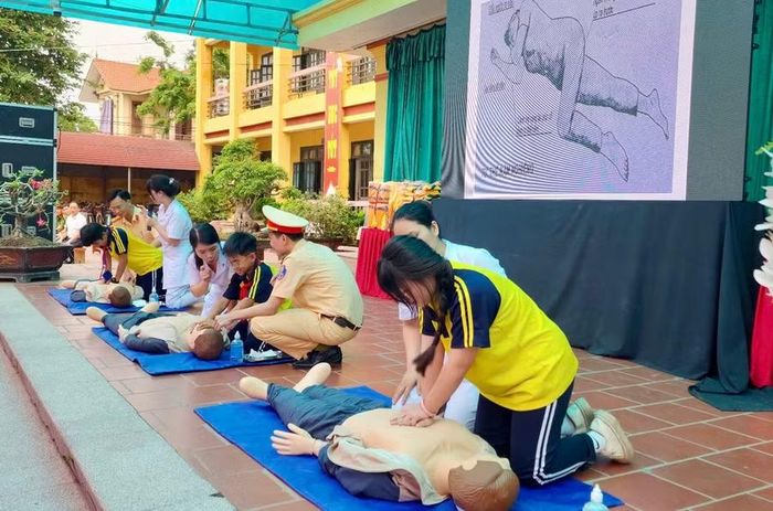 Học sinh Trường THCS Hòa Hậu (Nam Lý, Ninh Bình) thực hành kỹ năng sơ cấp cứu, ép tim ngoài lồng ngực trong chương trình tuyên truyền, phòng, chống đuối nước dịp hè.