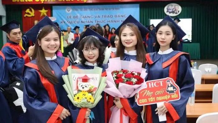 Sinh viên Trường Cao đẳng Công nghệ TPHCM tốt nghiệp.