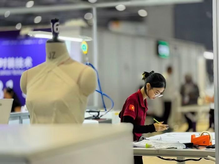 Sinh viên Phạm Thị Ngọc Huệ - Trường Cao đẳng Công nghệ TPHCM đang tham gia tranh tài tại Kỳ thi Kỹ năng nghề thế giới WorldSkills Shanghai 2026.