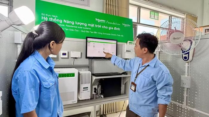 Em Lâm Thị Kim Phượng đang tập trung theo dõi hướng dẫn của giảng viên.