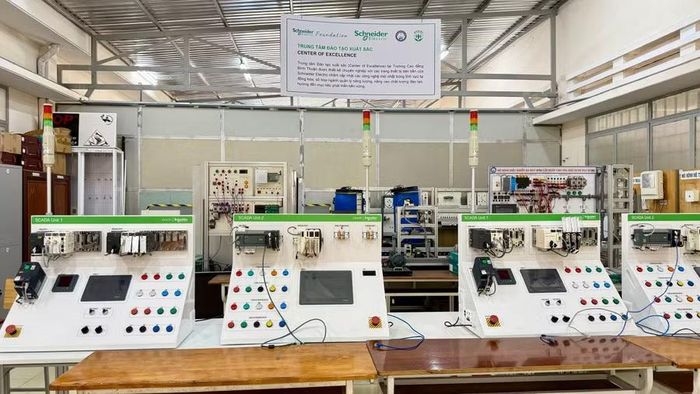 Thiết bị thực hành hiện đại từ phi dự án hợp tác quốc tế “Trung tâm Đào tạo Xuất sắc” (CoE) do Tổ chức ASSIST tài trợ.