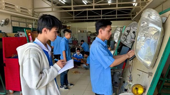 Học sinh thực hành sửa chữa ô tô tại phòng thực hành điện ô tô Trường Cao đẳng Bình Thuận.
