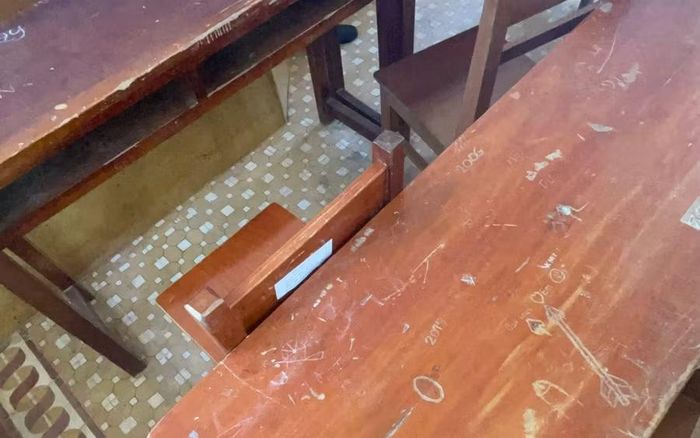 Một số bàn ghế học sinh ở các trường hư hỏng, xuống cấp.