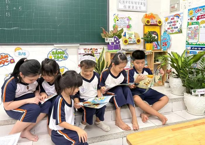 Học sinh Trường Tiểu học Trần Thị Bưởi chăm chú đọc sách lúc ra chơi.