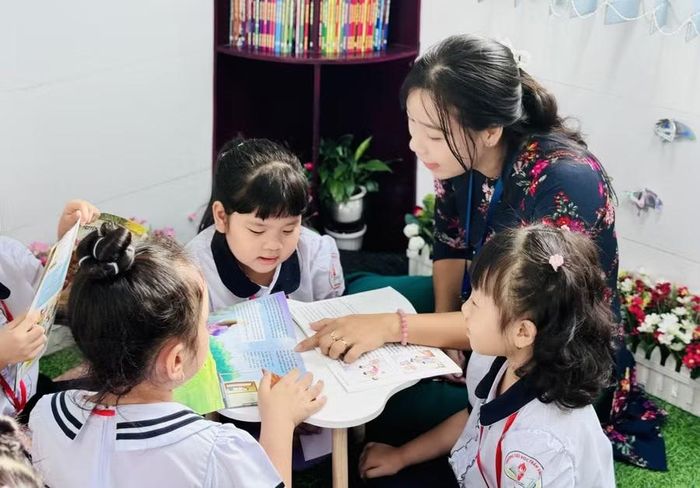 Góc đọc sách trong khuôn viên trường được Trường Tiểu học Trần Văn Ơn đưa vào hoạt động 2 năm nay.