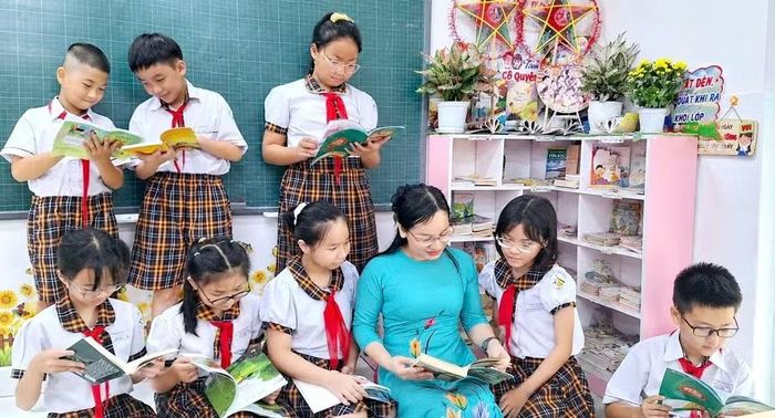 Cô trò Trường Tiểu học Trần Thị Bưởi đọc sách tại "Thư viện xanh" của lớp mình.