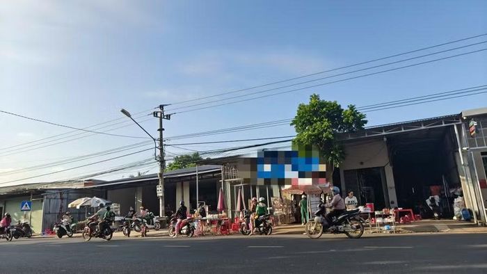 Nhiều quầy hàng trước cổng trường học.