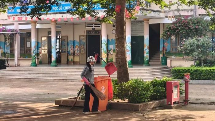 Nhân viên dọn vệ sinh sau khi học sinh vào lớp.