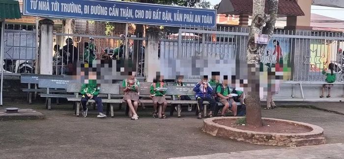 Học sinh Trường Tiểu học&THCS Lê Lợi ăn sáng tại ghế đá sáng 1/10.