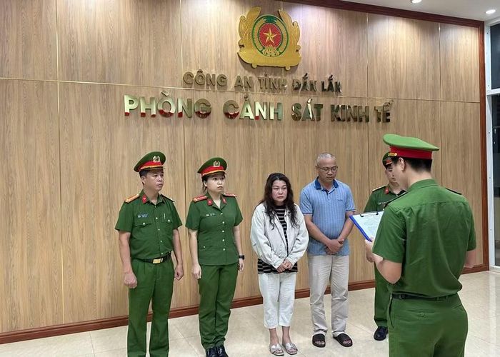 Cơ quan điều tra tống đạt các quyết định khởi tố đối với cặp vợ chồng Võ Thị Kim Thúy và Dương Hồng Sơn. (Ảnh: CA)