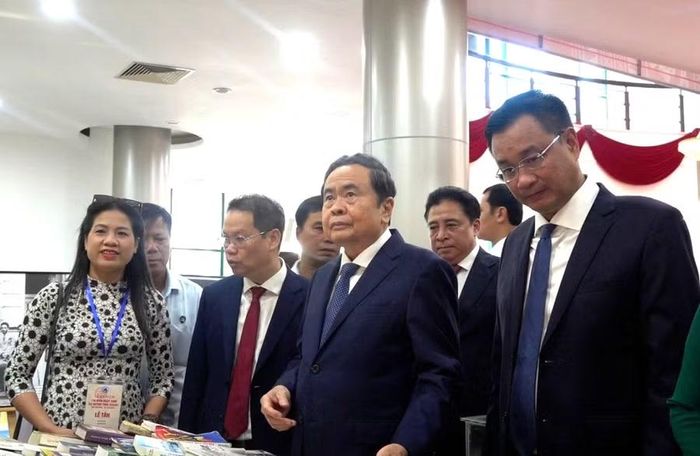 Chủ tịch Quốc hội Trần Thanh Mẫn tham quan Triển lãm sách và tư liệu về cụ Huỳnh Thúc Kháng.
