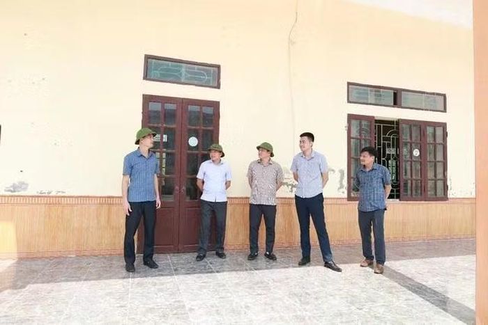 Lãnh đạo xã Thiệu Hóa rà soát các nhà đất, tài sản công dôi dư trên địa bàn. (Ảnh: UBND xã Thiệu Hóa)