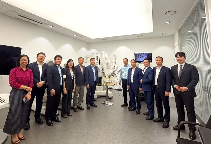 Đoàn công tác tỉnh Hưng Yên tham quan robot phẫu thuật nội soi ổ bụng revo-1 tại Công ty Meerecompany, Hàn Quốc. Ảnh: Cổng thông tin tỉnh Hưng Yên