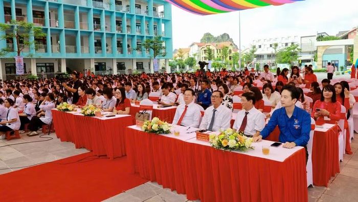 Các đại biểu dự lễ khai mạc.