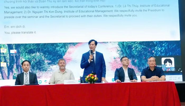 PGS.TS Hoàng Trung Học - Trưởng Khoa Tâm lý - Giáo dục (Học viện Quản lý giáo dục) và các chuyên gia quốc tế điều hành phiên thảo luận.