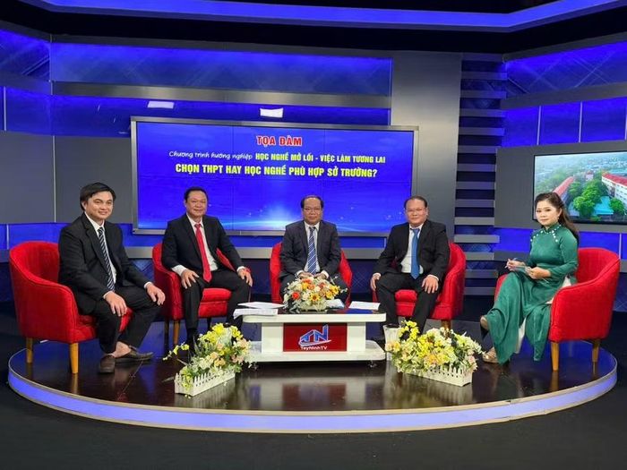 Ông Lý Thanh Bình – Phó Giám đốc Sở GD&ĐT tỉnh Tây Ninh (giữa) tham gia buổi tọa đàm "Chương trình hướng nghiệp Học nghề mở lối - Việc làm tương lai”.
