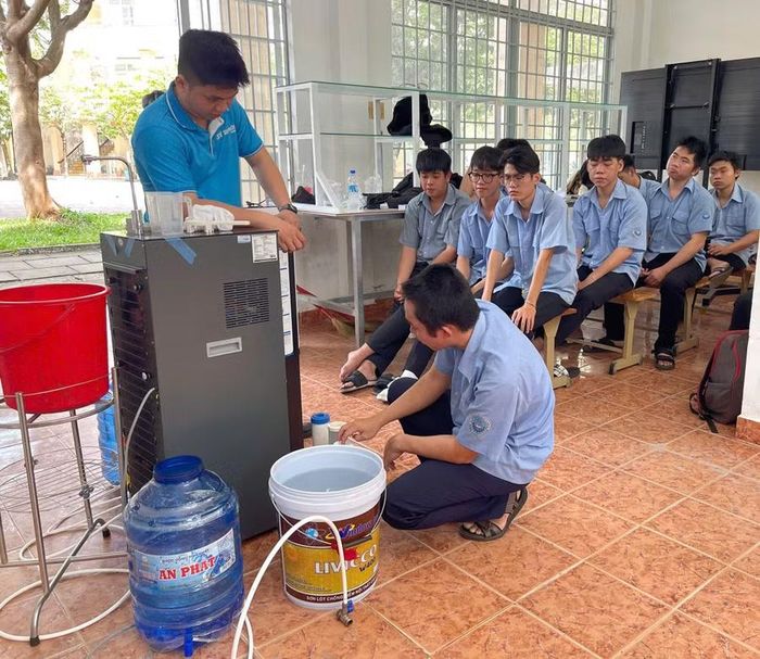 Sinh viên Trường Cao đẳng Nghề Tây Ninh trong một buổi học tập, trải nghiệm thực tế với hệ thống thiết bị máy lọc nước.