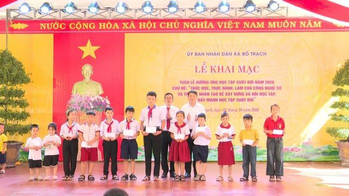 Những phần quà góp phần động viên học sinh có hoàn cảnh khó khăn vươn lên trong học tập.
