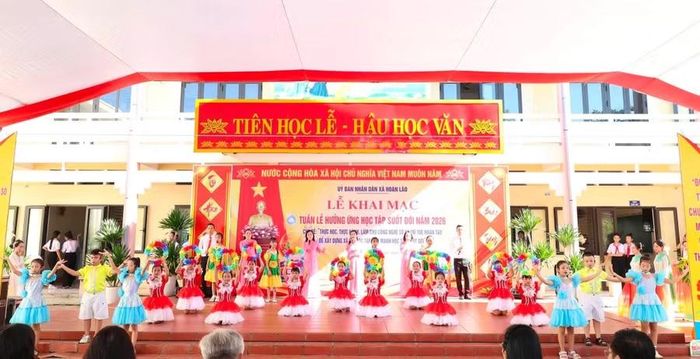 Chương trình văn nghệ chào mừng lễ khai mạc Tuần lễ hưởng ứng học tập suốt đời tại xã Hoàn Lão.