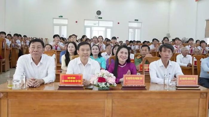 Đại biểu tham dự lễ khai mạc Tuần lễ hưởng ứng học tập suốt đời năm 2026 tại phường Đồng Thuận.