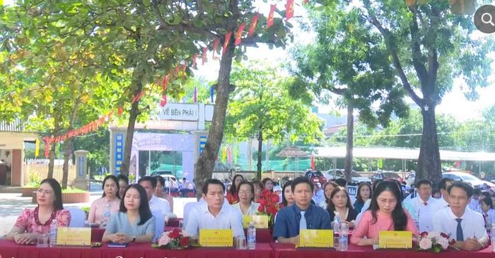 Đại biểu tham dự lễ khai mạc Tuần lễ hưởng ứng học tập suốt đời tại phường Nam Đông Hà.