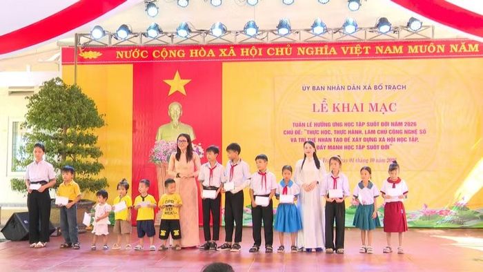 Trao quà động viên học sinh có hoàn cảnh khó khăn, nỗ lực vươn lên, học tốt tại xã Bố Trạch.
