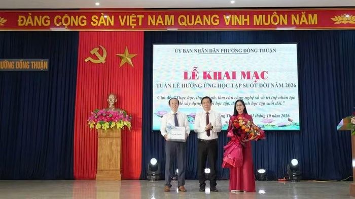 Lãnh đạo Sở GD&ĐT Quảng Trị trao quà cho đại diện phường Đồng Thuận tại chương trình.