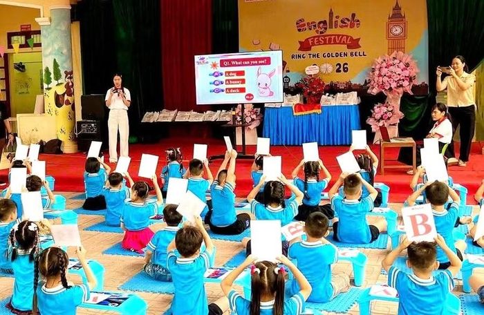 Trẻ ở trường Mầm non Lê Đồng hào hứng tham gia sân chơi tiếng Anh, rèn phản xạ và sự tự tin trong sử dụng ngôn ngữ.