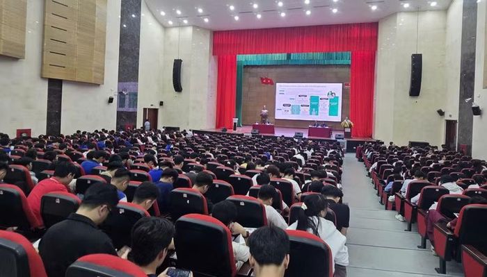 Hơn 300 học sinh, sinh viên tham gia chương trình.
