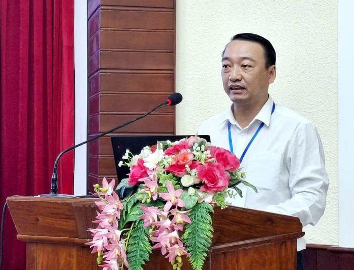 PGS.TS Nguyễn Quang Tuấn trao đổi.