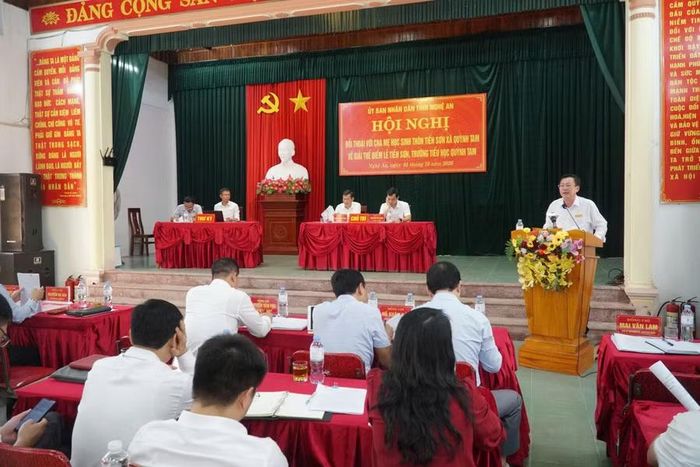 Chủ tịch UBND xã Quỳnh Tam báo cáo về quá trình thực hiện xóa bỏ điểm lẻ Tiến Sơn, sáp nhập về phân hiệu Trường Tiểu học Quỳnh Tam. Ảnh: Hồ Lài