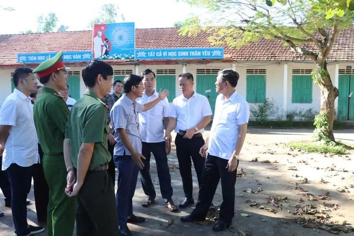 Ông Thái Văn Thành - Phó Chủ tịch UBND tỉnh Nghệ An cùng đoàn công tác đến khảo sát thực tế tại điểm trường lẻ Tiến Sơn. Ảnh: Hồ Lài