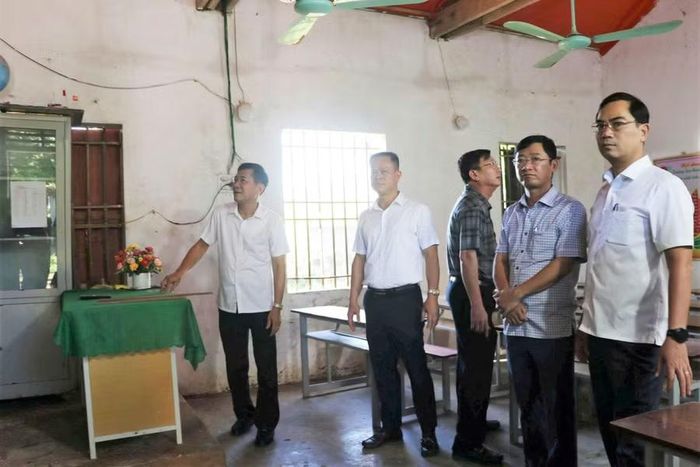 Bên trong phòng học đã xuống cấp nghiêm trọng tại điểm lẻ Tiến Sơn. Ảnh: Hồ Lài