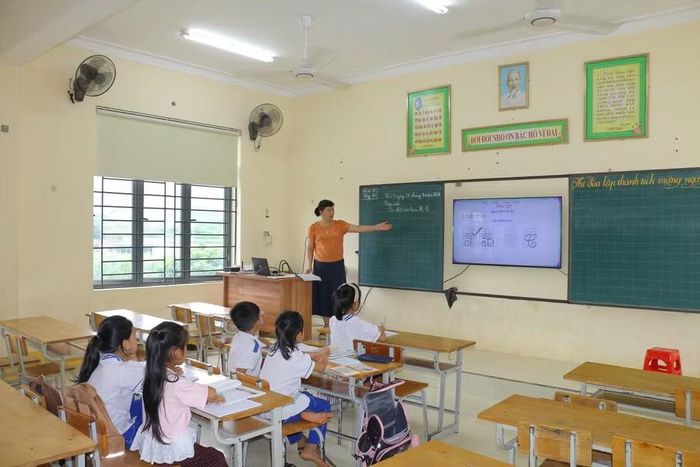 Giờ học của cô trò tại phân hiệu Trường Tiểu học Quỳnh Tam. Ảnh: Hồ Lài