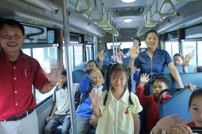 Tỉnh Nghệ An sẽ bảo đảm nguồn kinh phí cho các chính sách hỗ trợ cần thiết học sinh thôn Tiến Sơn đến trường như xe đưa đón, bán trú. Ảnh: Hồ Lài