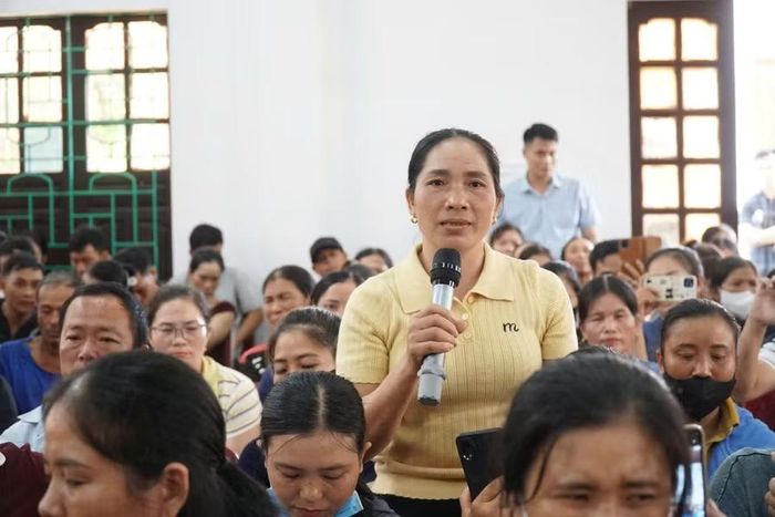 Phụ huynh nêu ý kiến, nguyện vọng tại buổi đối thoại. Ảnh: Hồ Lài