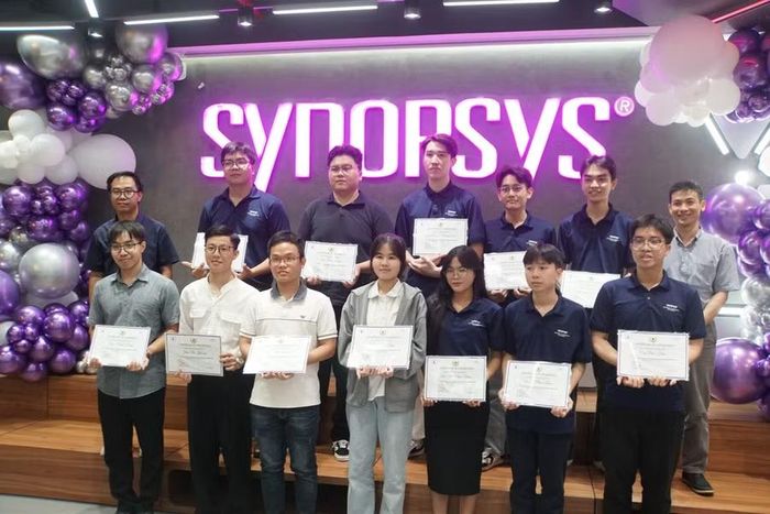 Sinh viên nhận chứng chỉ tốt nghiệp chương trình đào tạo tài năng Thiết kế Vi mạch được Synopsys – doanh nghiệp công nghệ của Mỹ hoạt động trong lĩnh vực tự động hóa thiết kế điện tử (EDA) - triển khai. Ảnh: Mạnh Tùng.