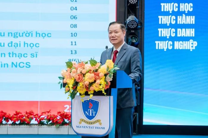 Ông Nguyễn Tiến Thảo trình bày báo cáo kết quả năm học 2025-2026 và triển khai các nhiệm vụ trọng tâm năm học 2026-2027 của khối giáo dục đại học. Ảnh: M.Tùng.