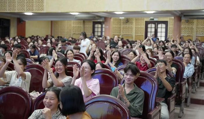 Sinh viên Trường Đại học Công đoàn hào hứng với Tọa đàm về đổi mới sáng tạo trong bối cảnh chuyển đổi số.
