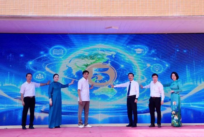 Các đại biểu thực hiện nghi thức phát động tuần lễ hưởng ứng học tập suốt đời năm 2026.