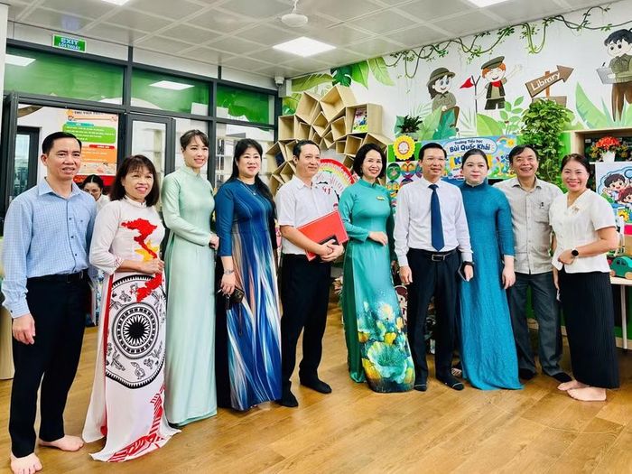 Các đại biểu tham quan và chụp ảnh tại gian trưng bày sự kiện.
