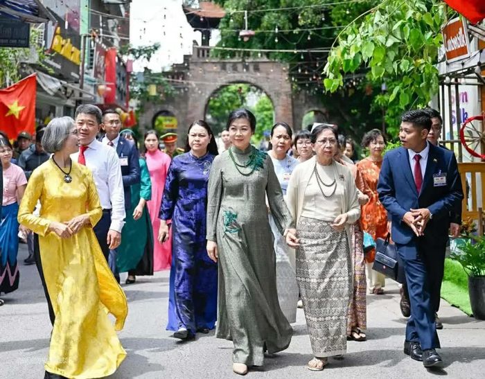 Trong khuôn khổ chuyến thăm chính thức Việt Nam của Tổng thống Myanmar Min Aung Hlaing và Phu nhân Kyu Kyu Hla, sáng 5/9, Phu nhân Tổng Bí thư, Chủ tịch nước Tô Lâm, bà Ngô Phương Ly đã cùng bà Kyu Kyu Hla đến thăm làng lụa Vạn Phúc thuộc phường Hà Đông, Hà Nội.