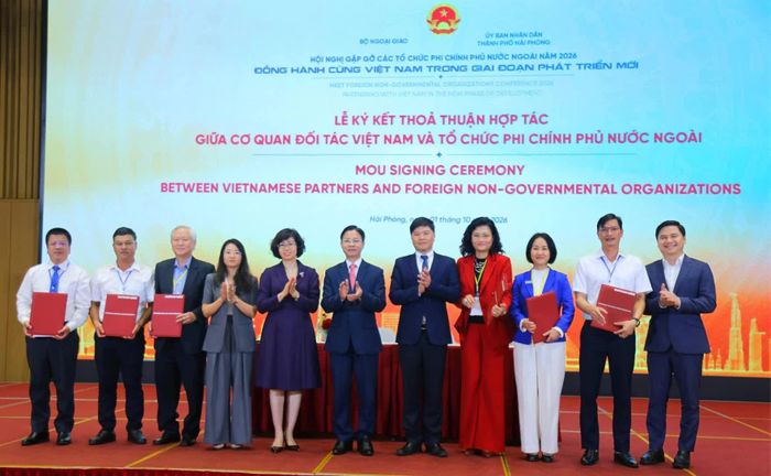 Trong khuôn khổ Hội nghị, các tổ chức PCPNN ký kết các biên bản ghi nhớ (MoU) với các địa phương Việt Nam, mở rộng hợp tác triển khai các chương trình, dự án hỗ trợ phát triển. (Ảnh: Trung Anh)