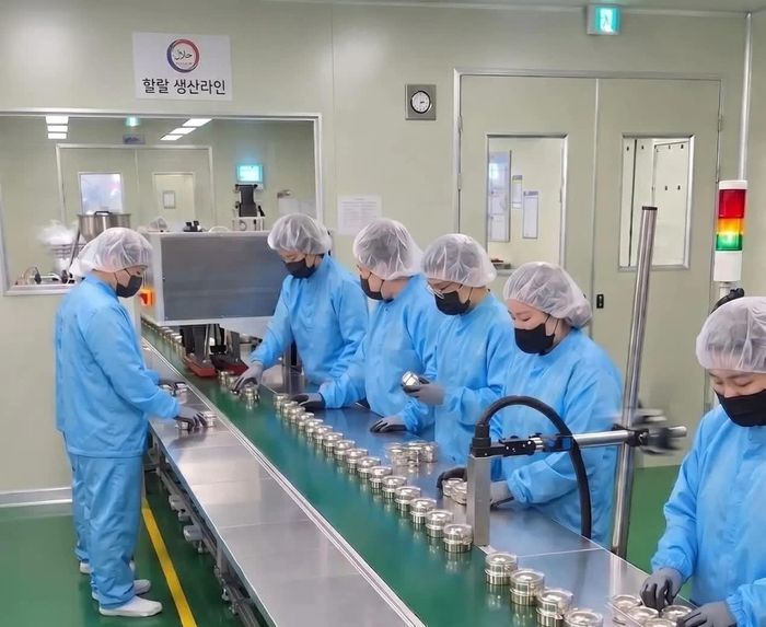 Nhân viên sản xuất các sản phẩm làm đẹp đạt chứng nhận Halal tại nhà máy của Pion-Tech ở Cheongju, tỉnh Bắc Chungcheong, Hàn Quốc. (Nguồn: Koreajoongangdaily)