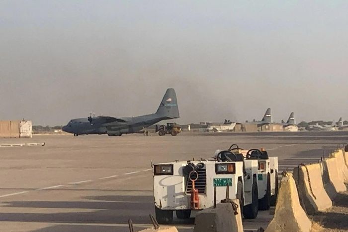 Máy bay vận tải quân sự của Mỹ tại Căn cứ Victory, gần sân bay quốc tế Baghdad, Iraq, ngày 29/9. (Nguồn: The Japan Times)
