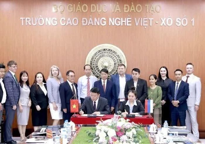Các đại biểu chứng kiến lễ ký kết biên bản ghi nhớ hợp tác giữa Tổ chức xã hội toàn Nga Oppora Rossii, chi nhánh tỉnh Sakhalinhai và Trường Cao đẳng nghề Việt - Xô số 1. (Ảnh: Trường Cao đẳng nghề Việt-Xô số 1).